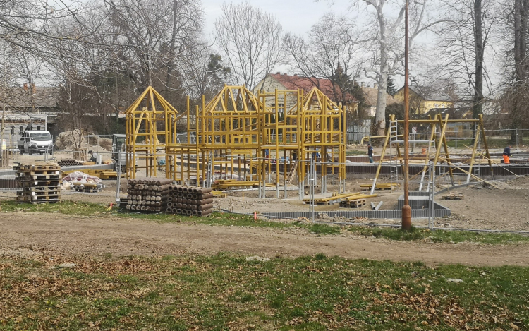 Látványos szakaszához ért a várkerti játszóvár építése