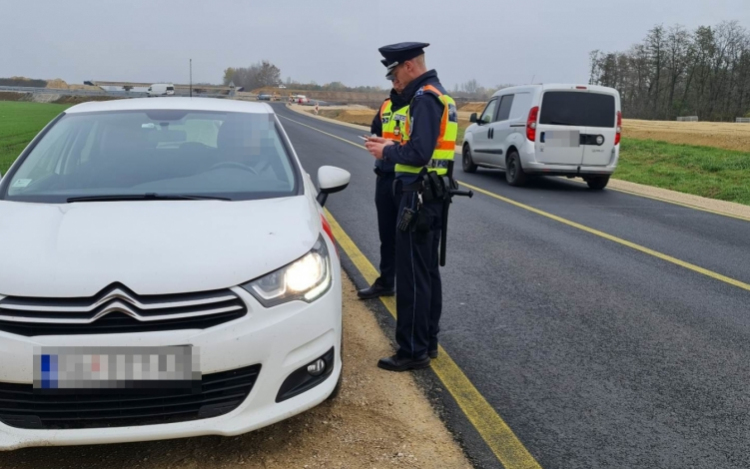 55 szabálysértő fél nap alatt - Még mindig sokan nem állnak meg a STOP táblánál