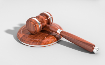 Egy pápai lovasedzésen ittasan balesetező férfit ítélt el a bíróság