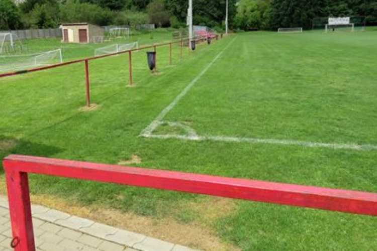 Pápa környéki sportrendezvényen bántalmazta az idős sértettet