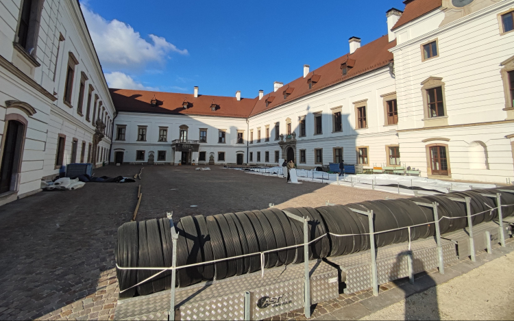 Már készül a korcsolyapálya a kastélyudvaron