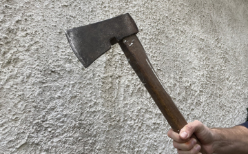 Fejszével támadt a kiskorú fiúra a vádlott a Pápa környéki faluban