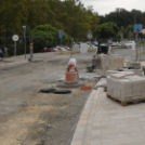 Fugáznak, aszfaltoznak, építik a színpadot a Fő téren