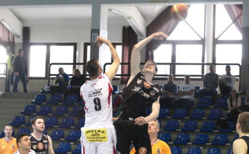 Főlényesen győztek a pápai kosarasok