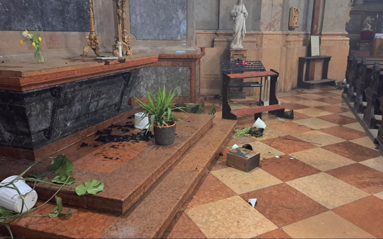 Őrizetben a templomi gyújtogató