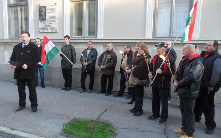 1956 lángja bennünk él