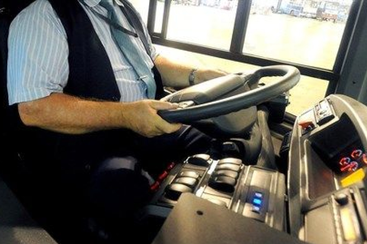 Megrángatta az autóbuszvezetőt