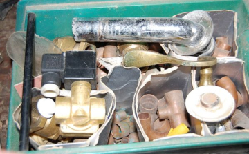 Lopott tárgyak a szalmabálákban