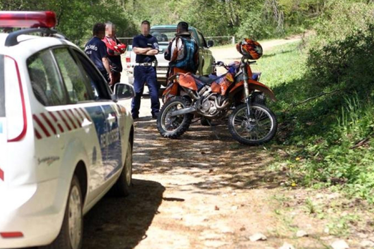 Ittasan és jogosítvány nélkül motorozott az erdőben