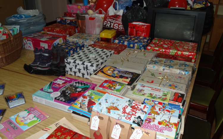 Átadták a mosoly dobozokat