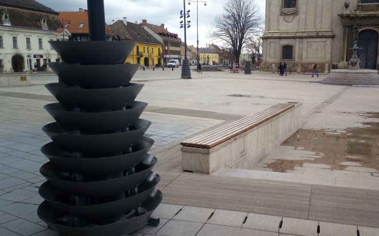 Új virágállványok a Fő téren