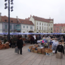 Debütáltak az új sátrak a Fő téri piacon