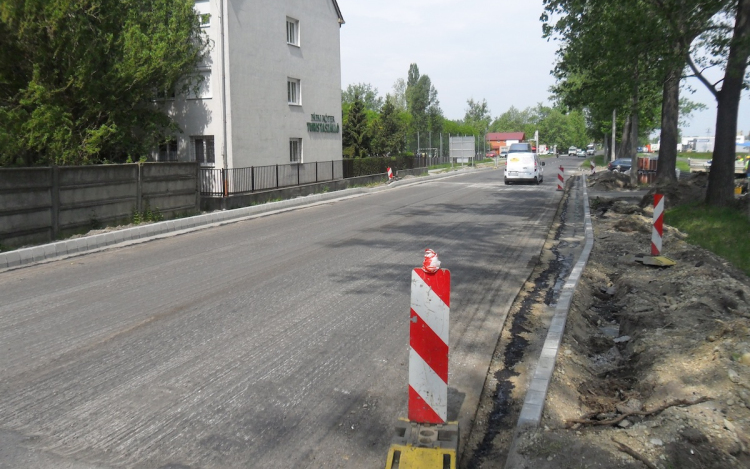 Járdasziget és gyalogátkelőhely épül a Külső-Veszprémi úton