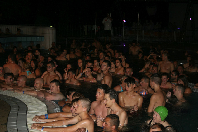 Éjszakai Fürdőzés a pápai Várkertfürdőben