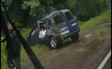 Árokba csúszott egy autó Takácsinál a 83-ason, félpályás útzár van érvényben