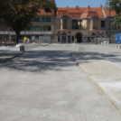 Fugáznak, aszfaltoznak, építik a színpadot a Fő téren