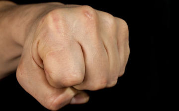 Megverte és megöléssel fenyegette a feleségét a 60 éves férfi