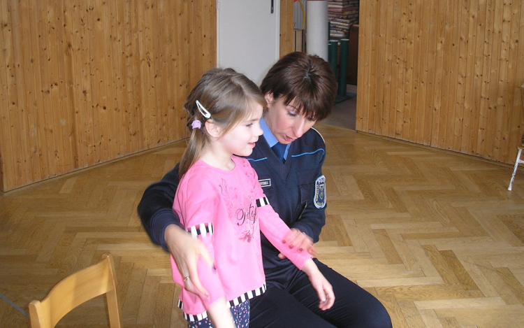 Rendőr az óvodában