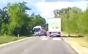 Nem bírt magával a BMW-s, kamiont előzött, busz jött szemből!