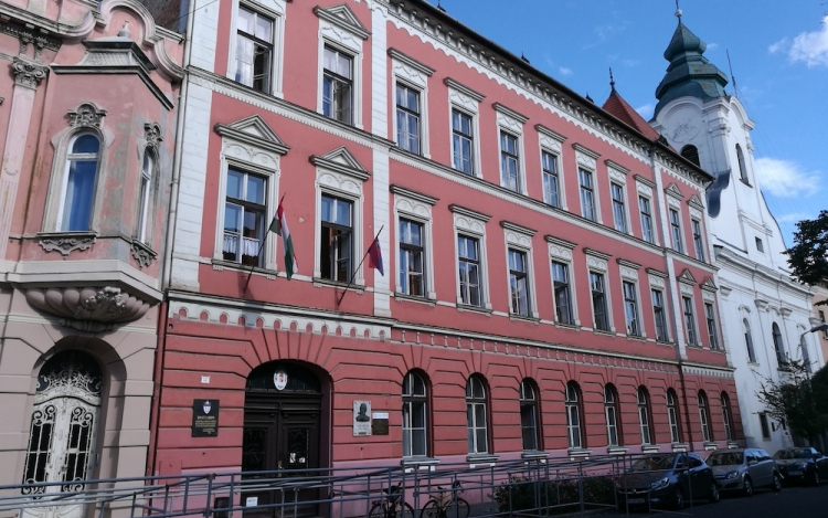 Több diák torokkaparást, köhögést tapasztalt a Türr Gimnáziumban