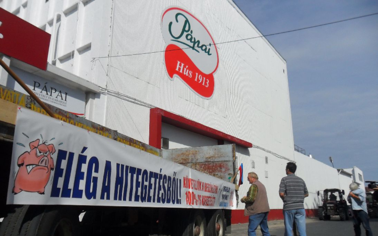 Tüntettek a Pápai Hús beszállítói