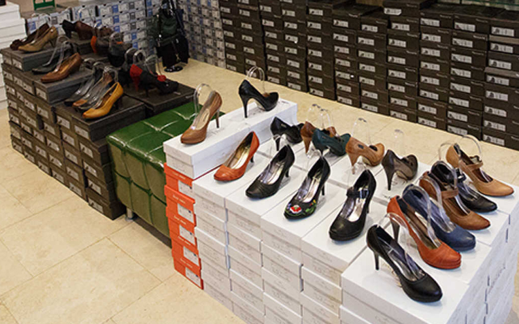 Feltörte volt barátnője e-mail címét és onnan cipőket rendelt neki a 21 éves pápai férfi