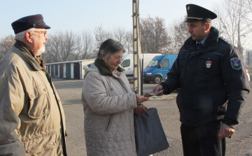 Rendőrségi tanácsok a pápai használtcikk piacon