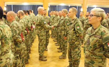 Az oklevelek ünnepélyes átadásával zárult az altiszti tanfolyam a pápai légibázison