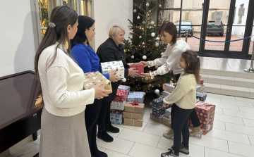 Cipősdobozok a Városháza dolgozóitól, rászoruló gyermekeknek