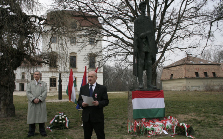 Mi mindig akkor buktunk el, ha a szél keletről fújt