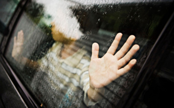 Drogozott a gyermekkel együtt autót lopó férfi