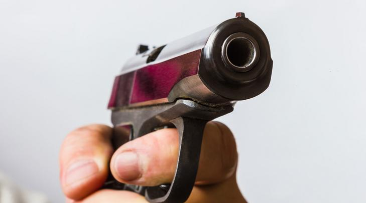 Elfogták a rendőrök azt a férfit, aki a pápai buszpályaudvaron fogott fegyvert egy nőre