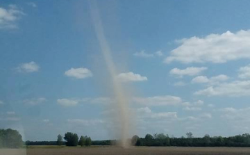 Forgószelet fotóztak Pápánál