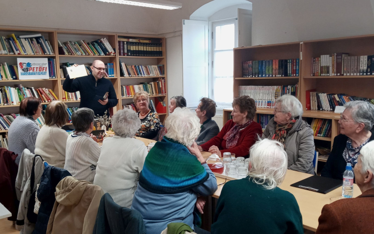 Műkedvelő kerekasztal a költészet és a húsvéti ünnepek jegyében