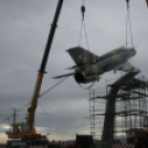 MiG-21 Emlékmű - Pápa - A gép emelése