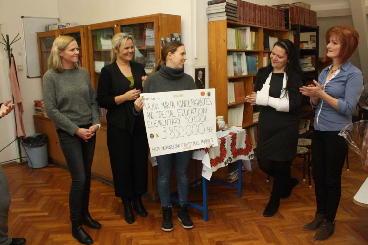 Közel 4 millió forintnyi adományt adtak át a Vajda Márta iskolának