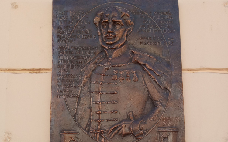 A modern Magyarország alapjainak lefektetője – Gróf Széchenyi István domborművet kapott Pápán 