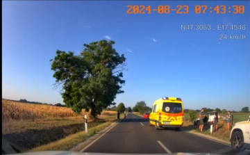 Árokba hajtott egy autós Pápa és Kéttornyúlak között