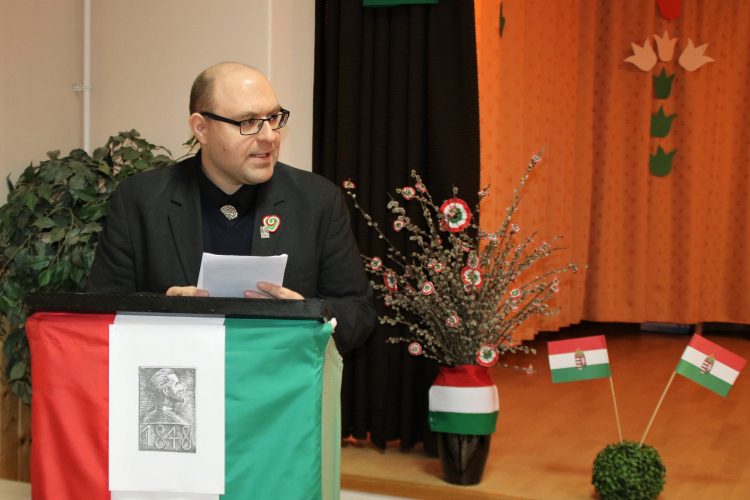 »A jelképek, a szimbólumok szellemi-lelki táplálékaink, hozzátartoznak ember voltunkhoz…«