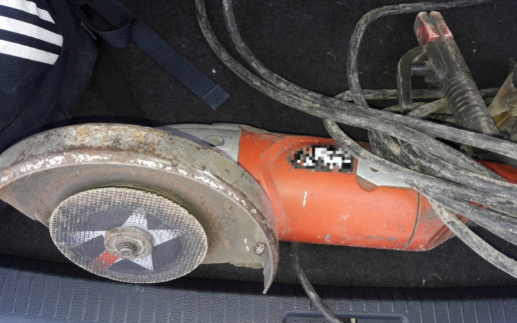 Hegesztőt és sarokcsiszolót lopott