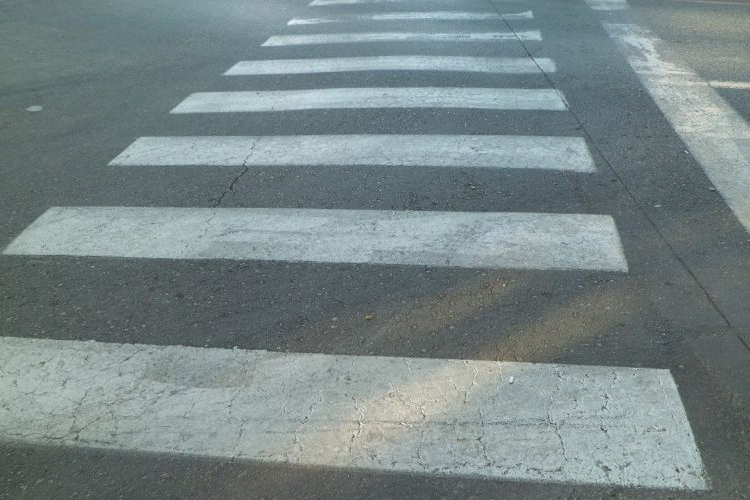 Gyalogátkelőhelyen ütöttek el egy fiatal lányt Pápán