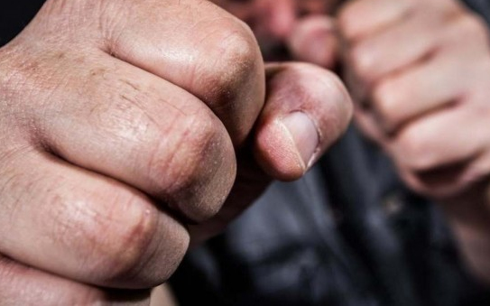 Megrongált egy autót, a tulajdonosát pedig bántalmazta a 29 éves Pápa környéki férfi