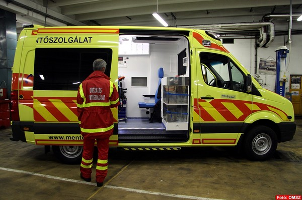 Fának ütközött egy autó Nagygyimót és Csót között