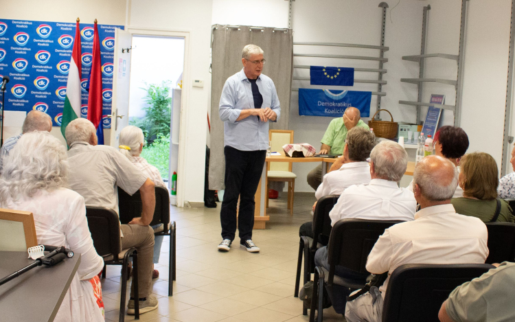 Gyurcsány Ferenc átadta a DK új pápai irodáját