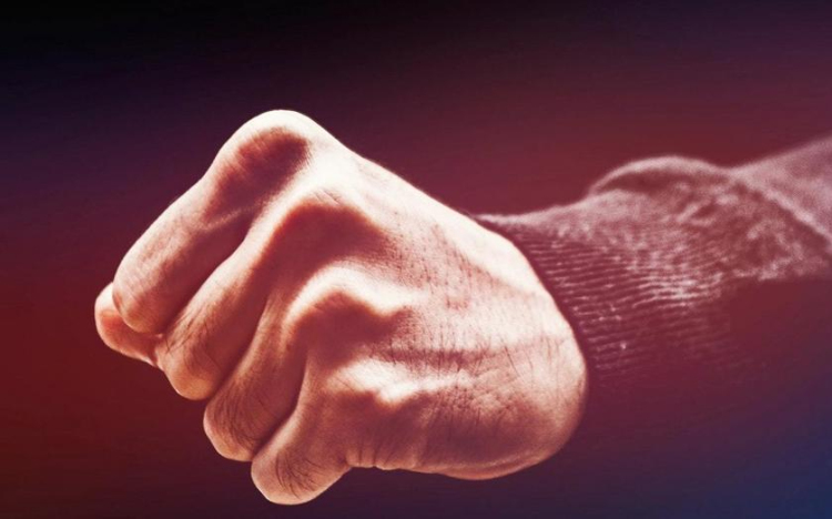 Verekedés közben keresztülesett a pápai szórakozóhely teraszának ajtaján