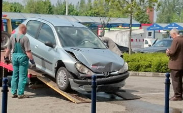 Belehajtott a pápai Tescoba