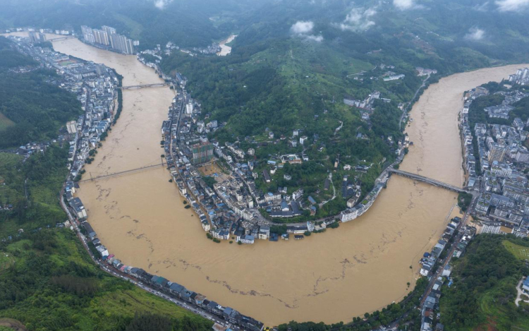 Rekordmennyiségű esőzések és árvizek sújtják Délnyugat-Kínát, több tízezer embert evakuáltak