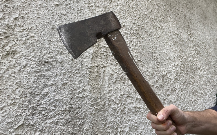 Fejszével támadt a kiskorú fiúra a vádlott a Pápa környéki faluban