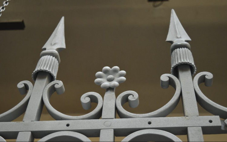 Készül a kastélykerítés - A ballagásra helyükre kerülhetnek a griffek