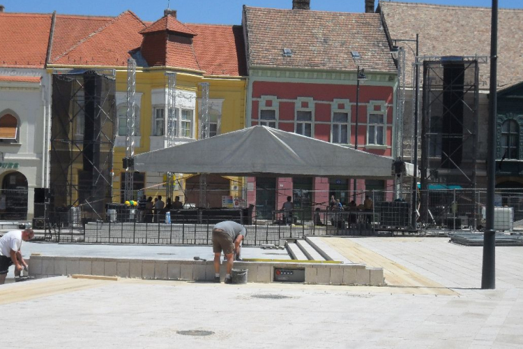 Épül a színpad, működik a vízenjáró szökőkút a Fő téren